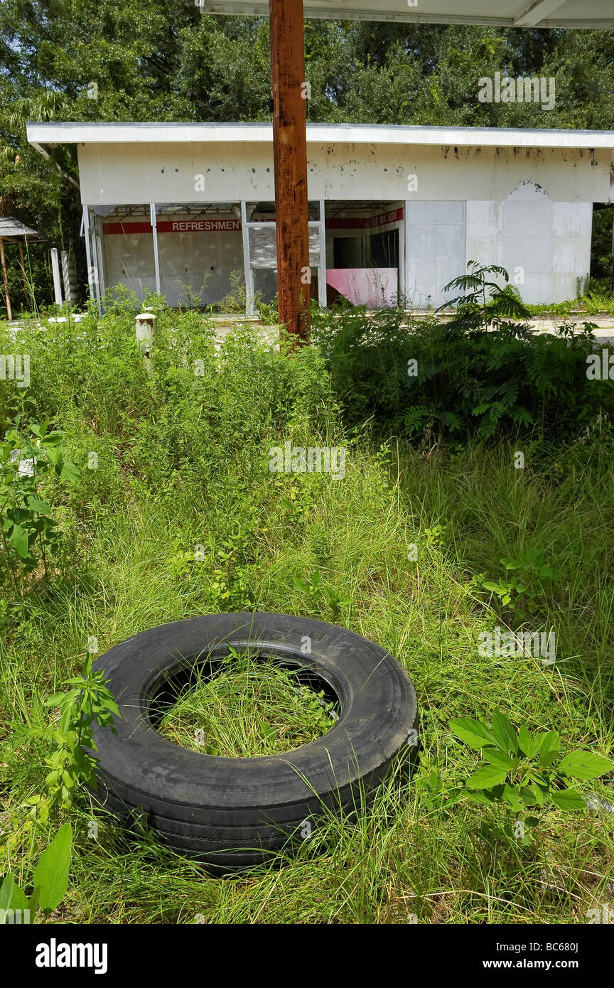 Verlassene Tankstelle und Supermarkt ist überwuchert mit Unkraut und Reben im ländlichen North Florida. Stockfoto