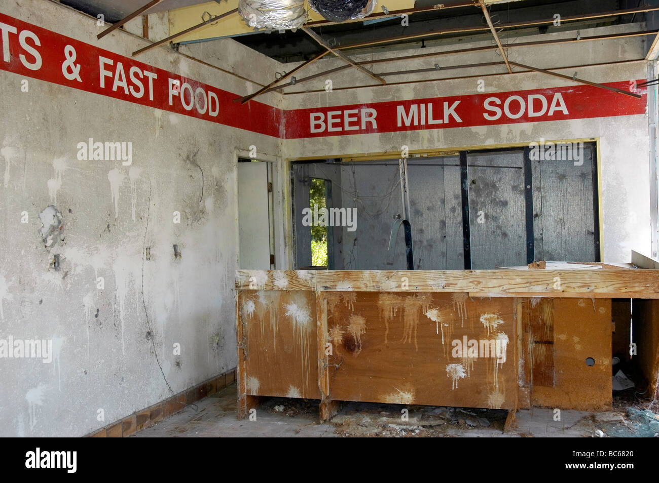 Verlassene Tankstelle und Supermarkt im ländlichen North Florida. Stockfoto