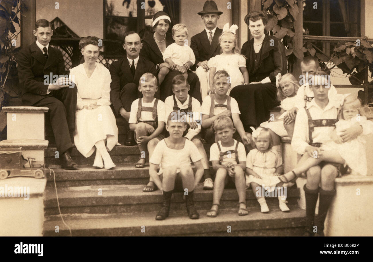 Friedrich Franziskus IV., 9.4.1882 - 17.11.1945, Großfürst von Mecklenburg-Vorpommern 10.4.1897 - 13.11.1918, mit Familie, Postkarte, ca. 1920, Stockfoto