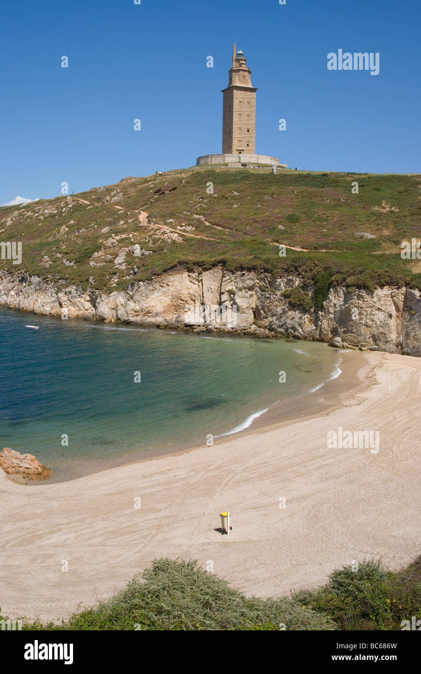 Strand von Las Lapas und der Torre de Hercules Leuchtturm. A Coruña, Galicien, Spanien. Stockfoto