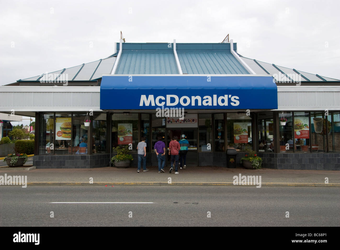 junge Männer in Fast Food-Kette Mcdonalds Surrey Vancouver Stockfoto