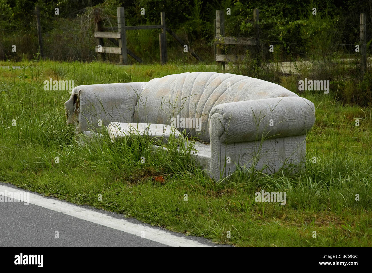 alt zerrissen Couch von Straßenrand für Müll abholen, ländlichen North Florida verlassen Stockfoto