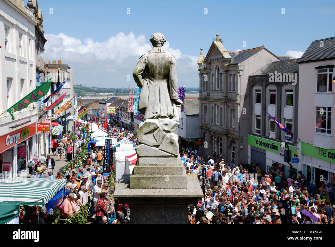 Massen von Menschen am mazey Tag im Markt Jude Straße, Penzance, Cornwall, uk Stockfoto