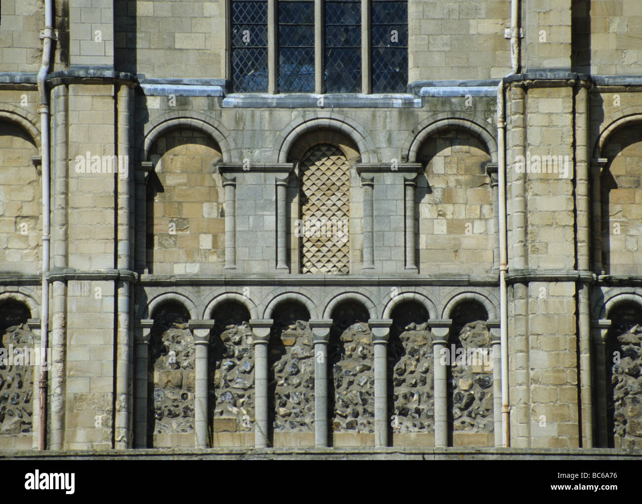 Die Nordseite der Kathedrale von Norwich zeigt die Verwendung verschiedener Baumaterialien. Stockfoto