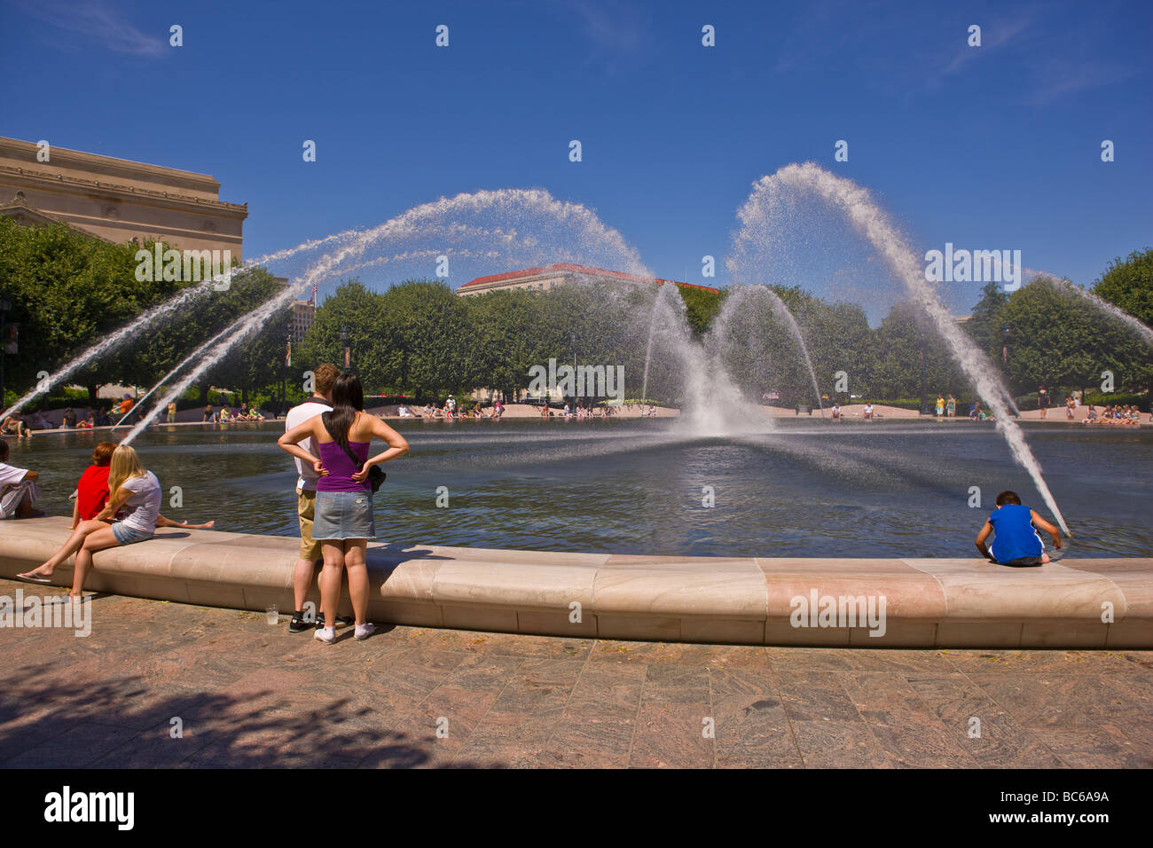 WASHINGTON DC USA Menschen genießen Brunnen im Smithsonian National Gallery of Art Sculpture Garden Stockfoto