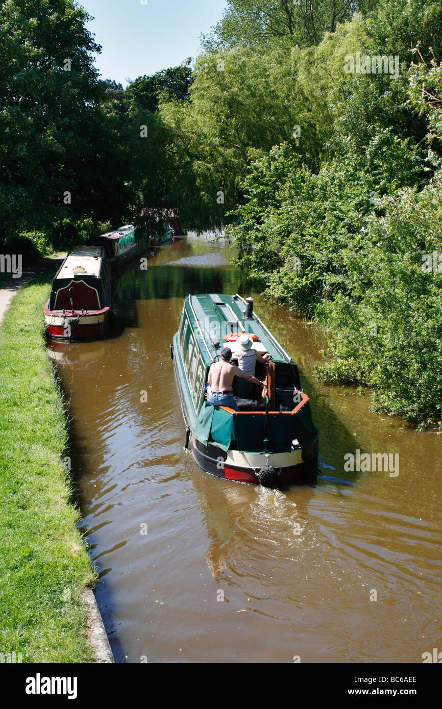 Ein Narrowboat am Oxford-Kanal am Shipton auf Cherwell in Oxfordshire, England Stockfoto