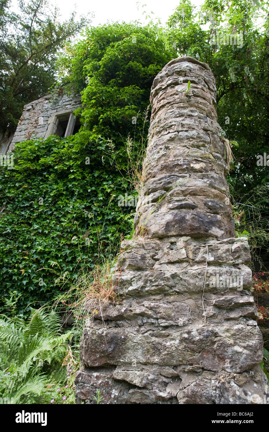 Stein-Spalte versteckt im Unterholz und Efeu englischen Country-Garten-UK Stockfoto