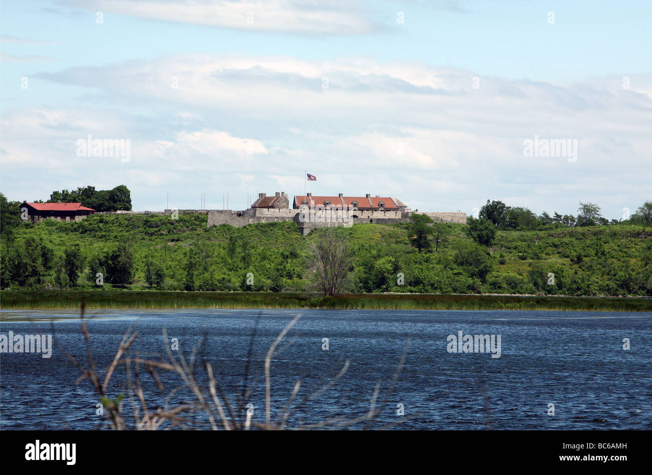 Fort Ticonderoga schoss aus Route 22 mit einer Fläche von Wasser und Bäume. Stockfoto