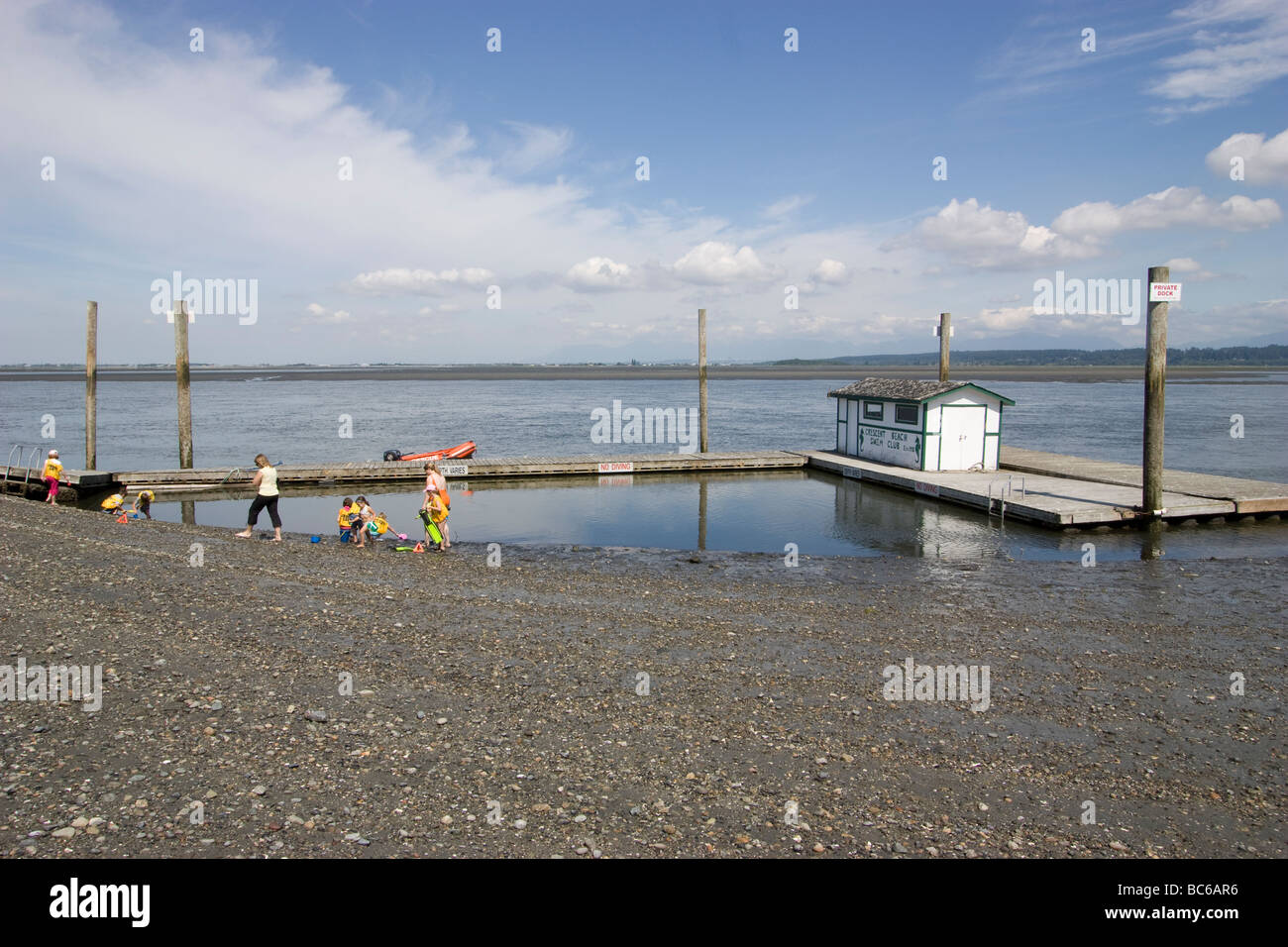 Privater Dock zum Schwimmen am Crescent Beach, einer Strandgemeinde in South Surrey, British Columbia, Kanada Stockfoto