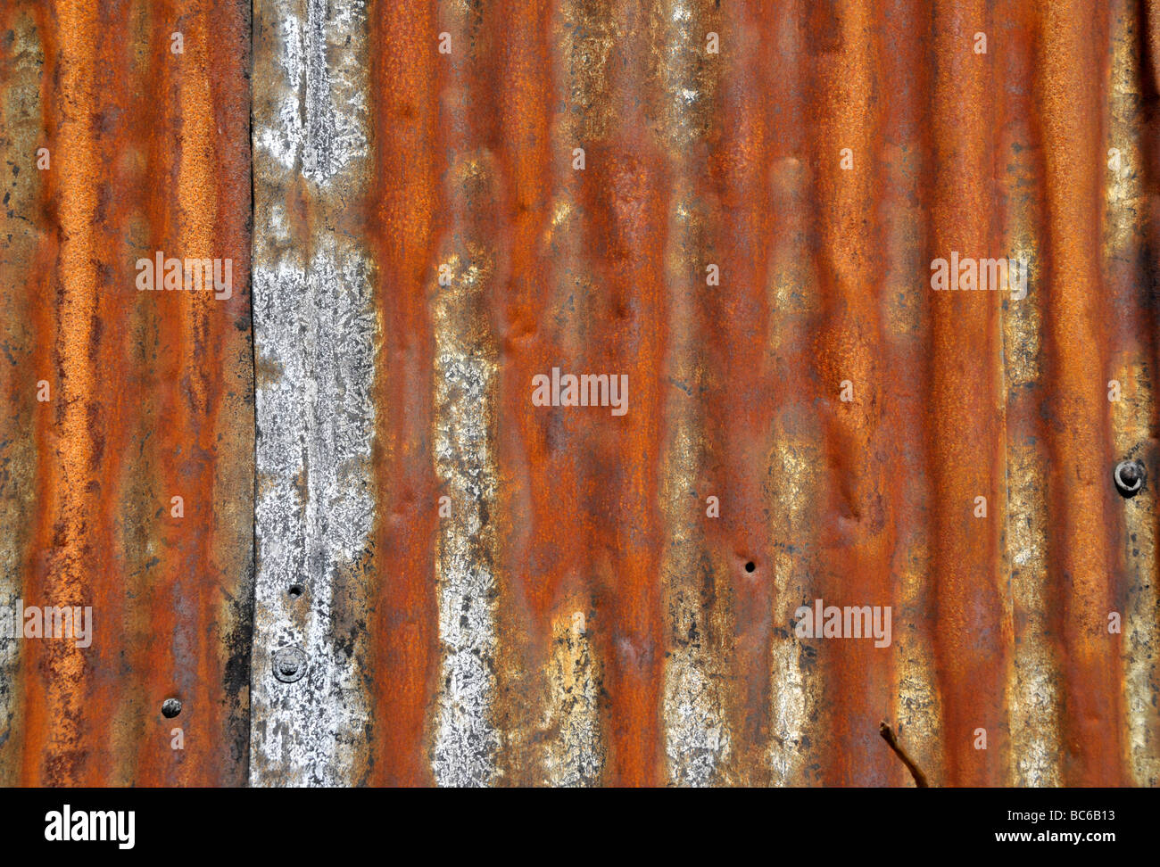 Nahaufnahme von einem rostigen Welldach. Stockfoto