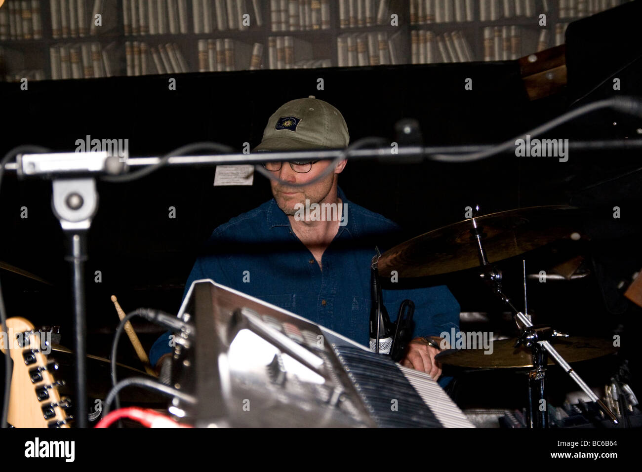 Der Midnight Blues Band-Schlagzeuger, die live in The Town Bar während die Blues Bonanza 15 2009 in Dundee, Großbritannien Stockfoto