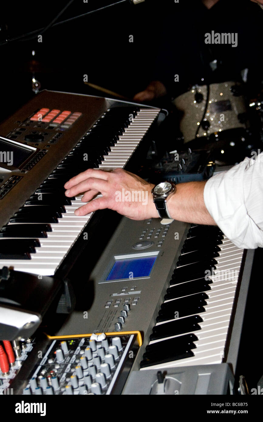 Der Midnight Blues Band-Keyboarder in Aktion während einer live-Performance in The Town Bar in Dundee, Großbritannien Stockfoto