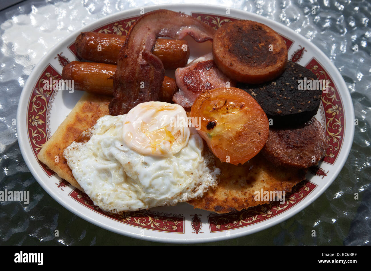 Ulster Fry gebratene Frühstück serviert auf einem Teller in einem Café das hohe Cholesterin Essen ist üblich in Nordirland Stockfoto