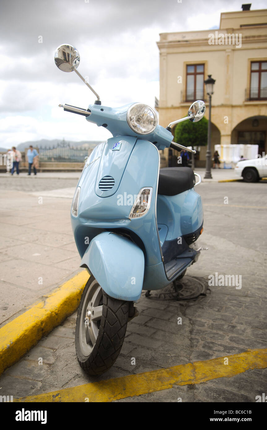 Ein blauen Roller abgestellt in der spanischen Stadt Rhonda Stockfotografie  - Alamy