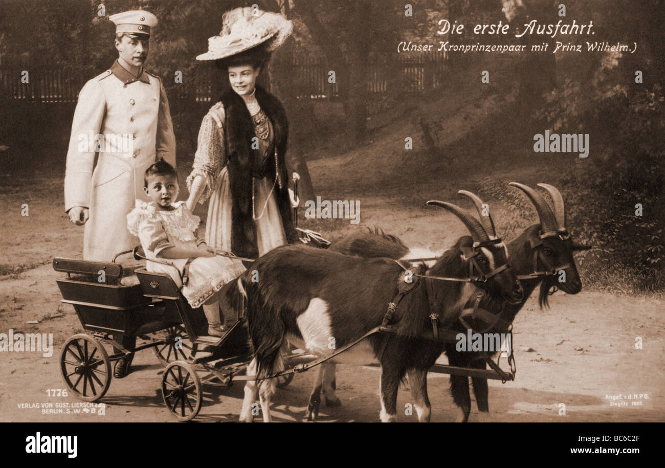 William, 6.5.1882 - 20.7.1951, deutscher Prinz 15.6.1888-9.11.1918, mit Frau Prinzessin Cecilie und Sohn Prinz Wilhelm, Postkarte, 1907, Stockfoto