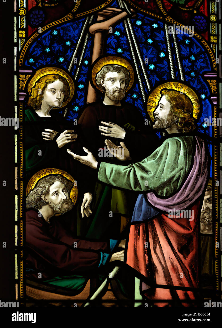 Pfarrkirche St. Peter Walton auf dem Hügel Surrey England Glasfenster zeigt Christus Stockfoto