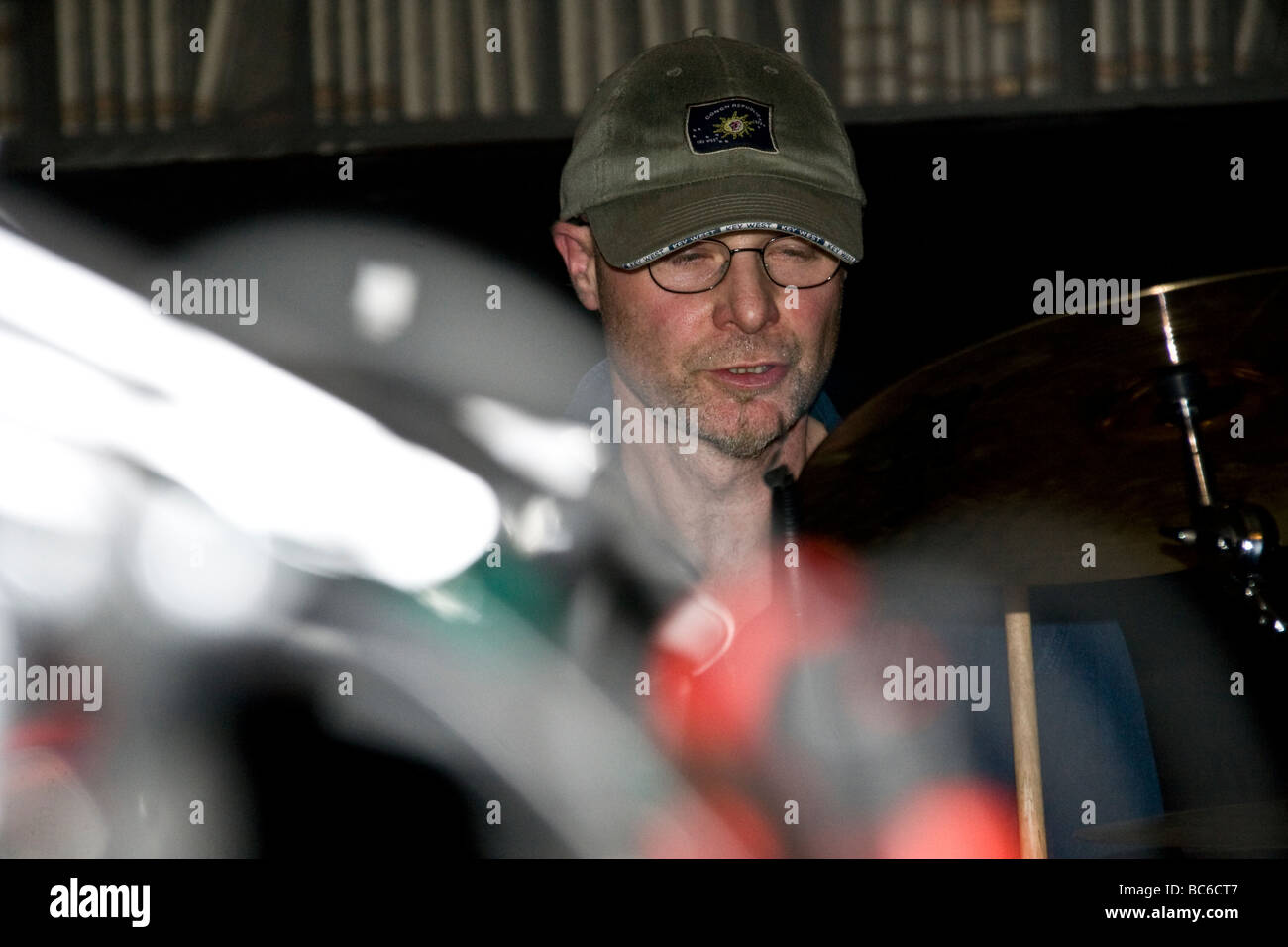 Midnight Blues Band Schlagzeuger Schlagzeug spielen bei einem Gig in The Town Bar während die Blues Bonanza 15 2009 in Dundee, Großbritannien Stockfoto