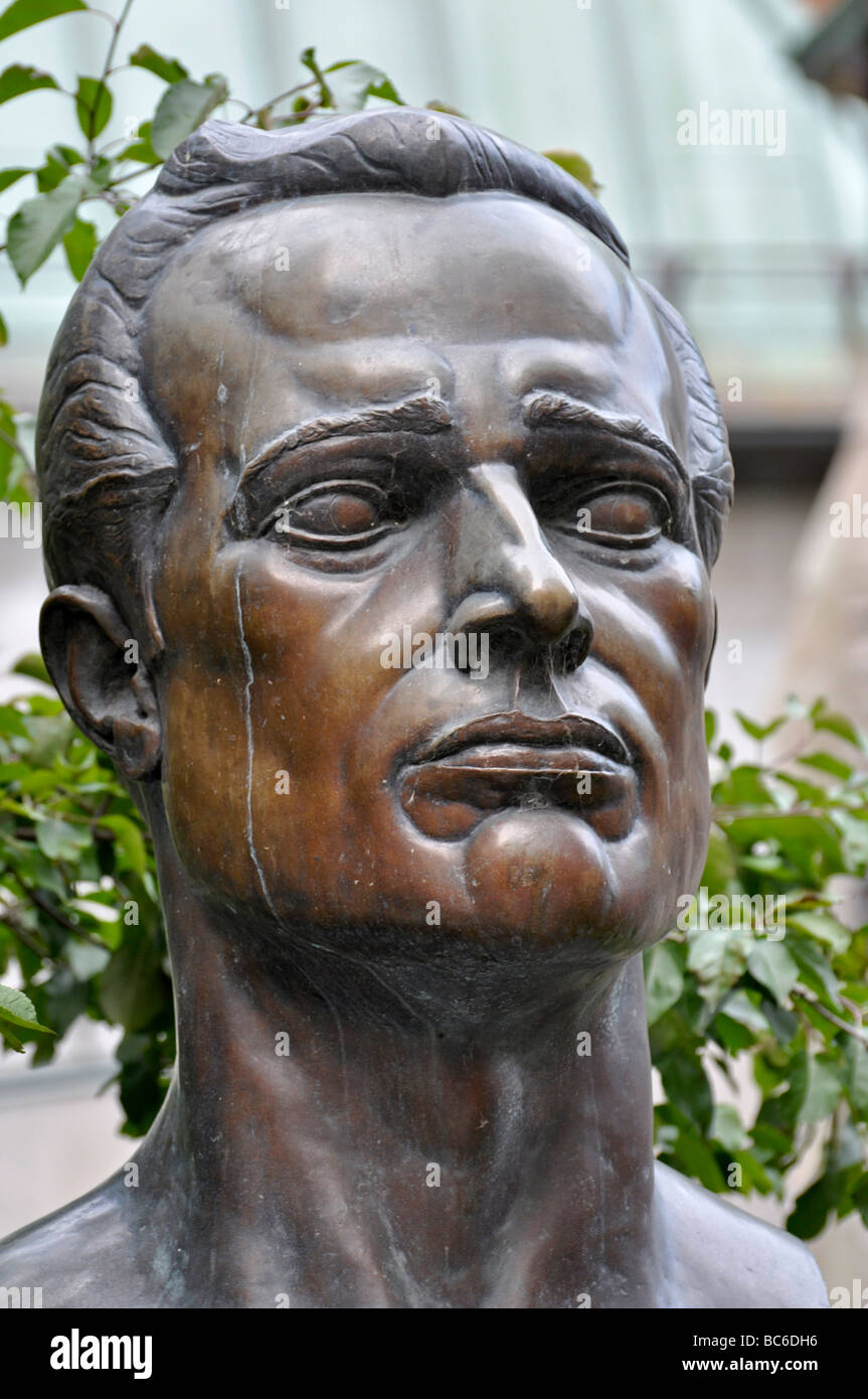 Büste von Raoul Wallenberg Wallenberg Platz hinter Christ Kirche-Kathedrale in der Stadt von Montreal steht. Stockfoto