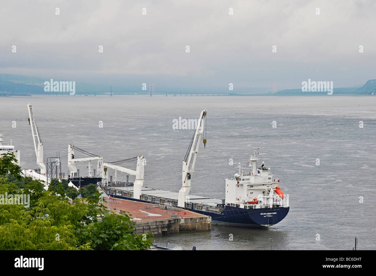 Blick auf den St. Lawrence River mit einem Schiff angedockt. Stockfoto