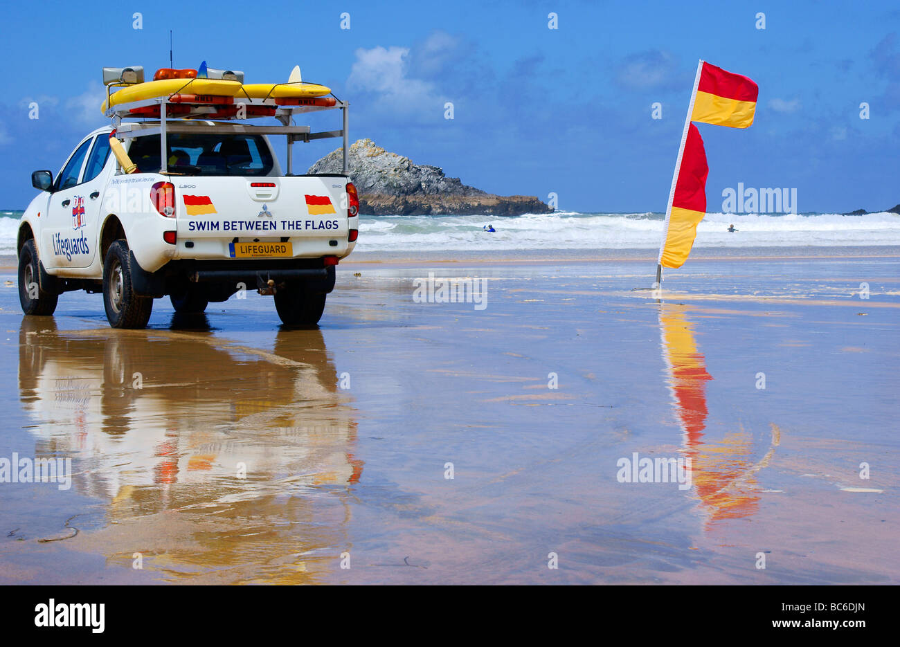 Blick vom Crantock Strand, Cornwall, Blick auf das Meer mit Rettungsschwimmer Pick-up und sicher surfen und Schwimmen Reiseführer Flagge. Stockfoto