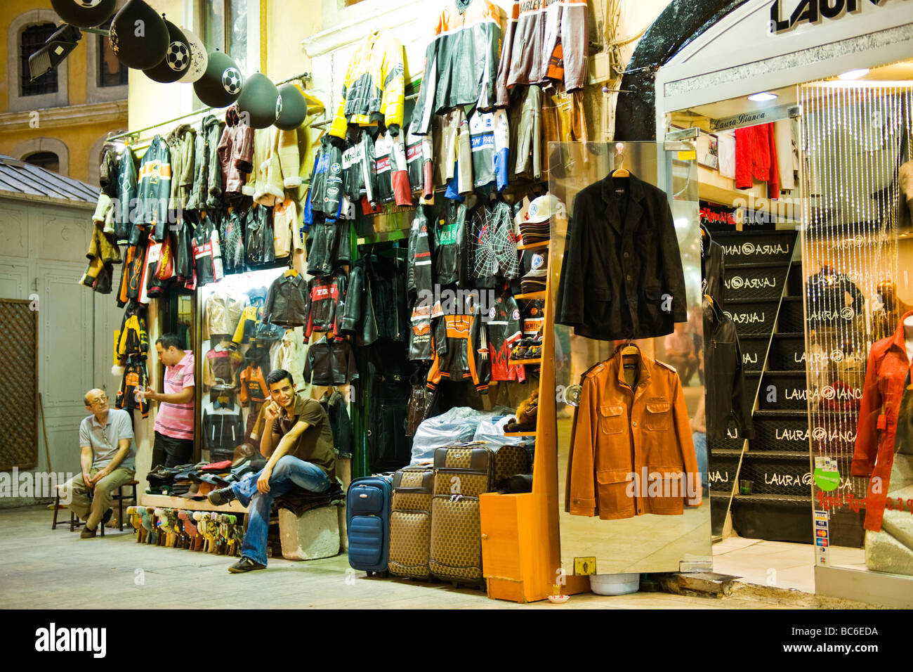 Türkei, Istanbul, The Grand Bazaar oder Kapali Carsi etabliert 1453, Shop  in Leder mit Jacken & Koffer Stockfotografie - Alamy