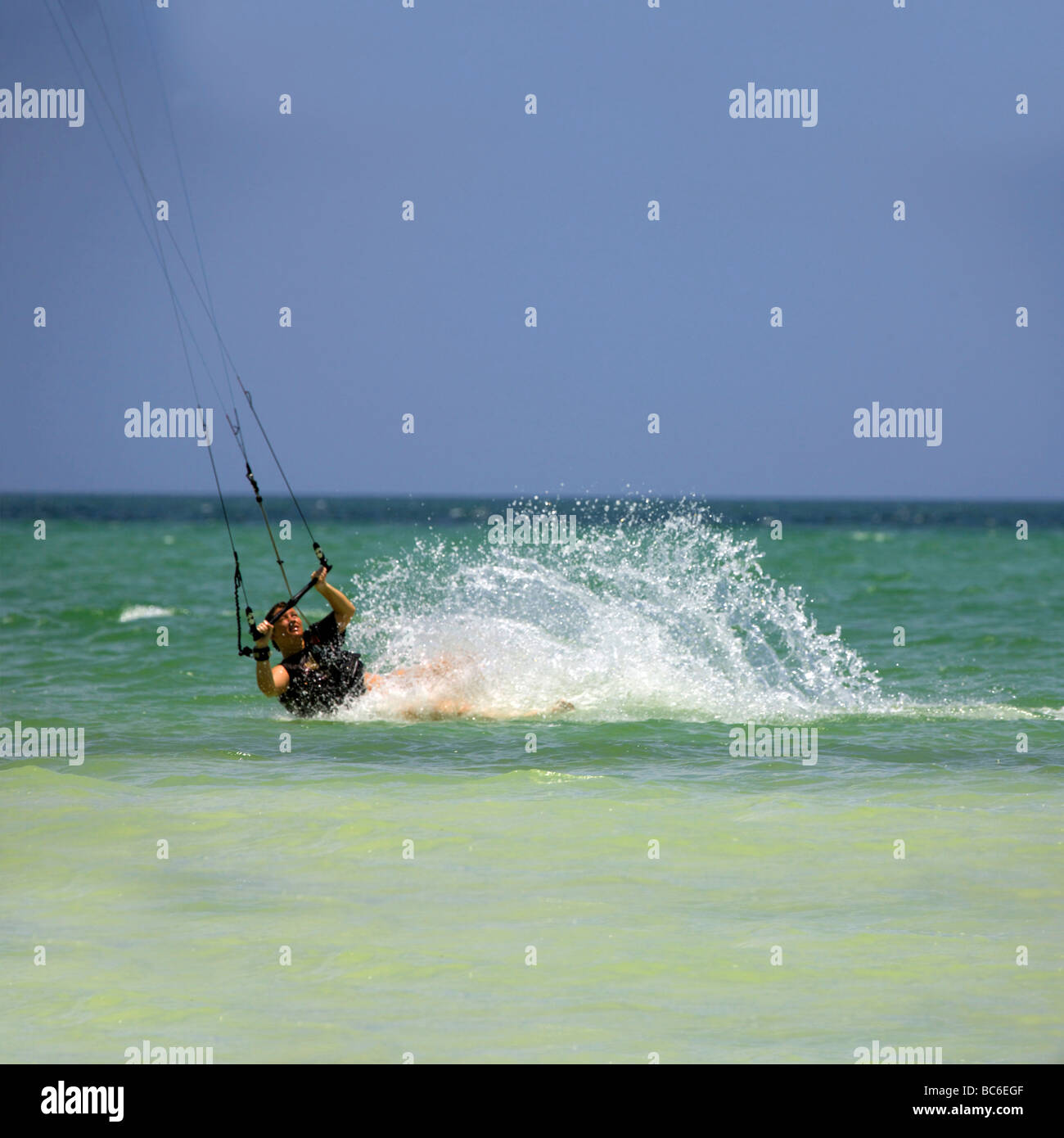 Kitesurfen auf der Insel Holbox, Quintana Roo, Halbinsel Yucatán, Mexiko, ein einzigartiges mexikanischen Reiseziel in der Yucatan-Kanal, Stockfoto