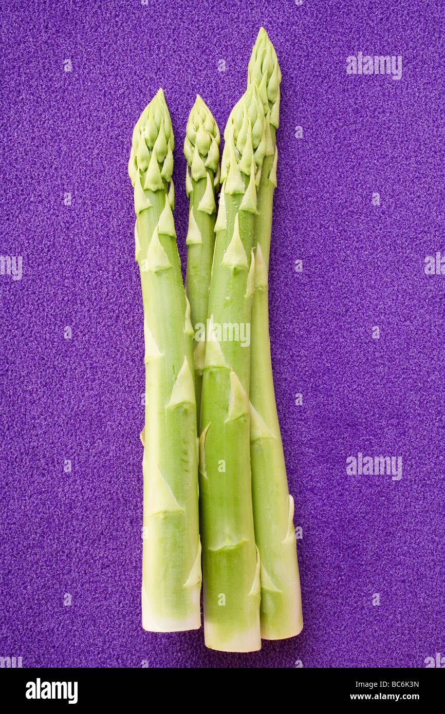 Grüner Spargel auf blauem Hintergrund- Stockfoto
