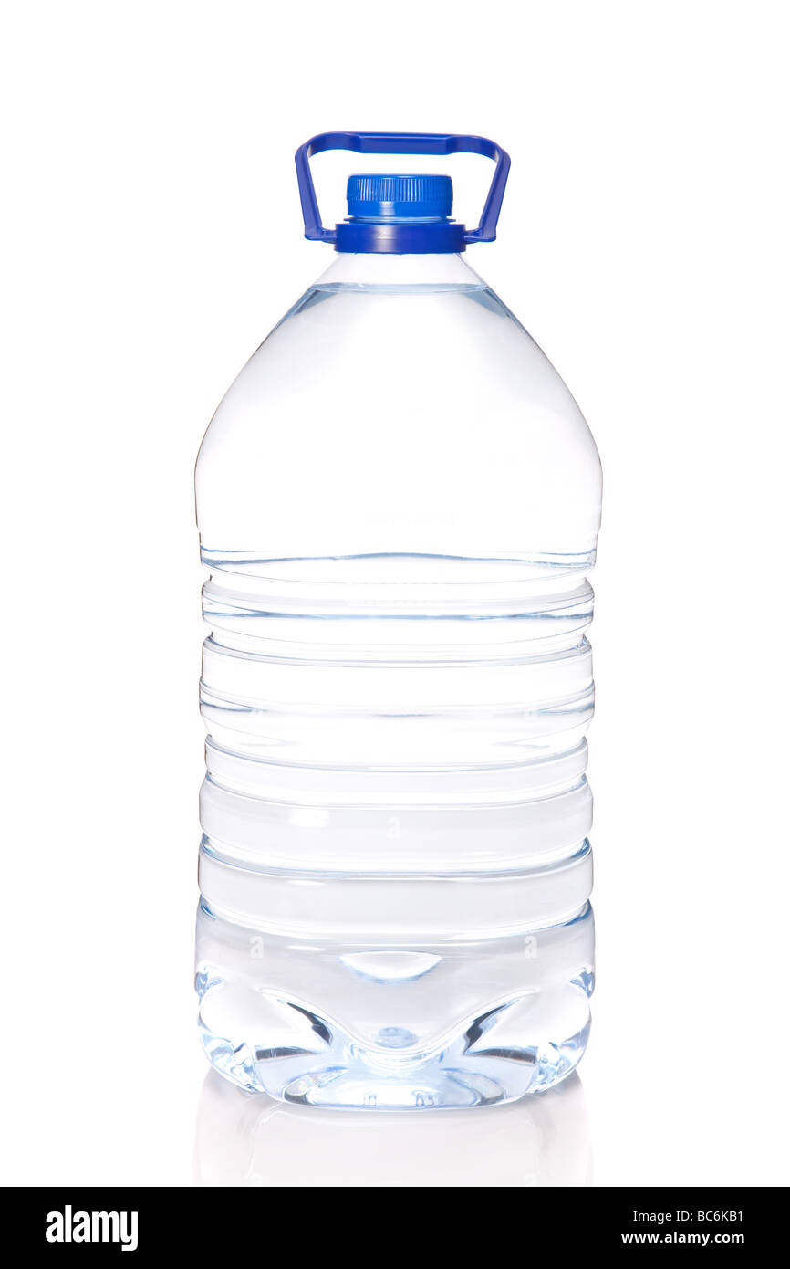 Große Flasche Mineralwasser isoliert auf weißem Hintergrund Stockfoto