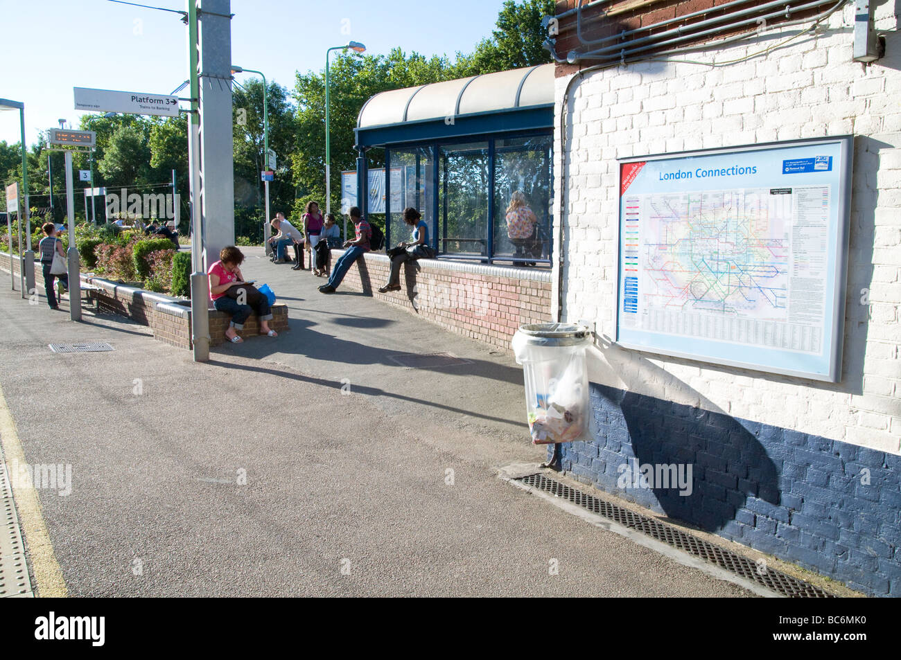 VEREINIGTES KÖNIGREICH. Passagiere am Gospel Oak Overground station,London.Photo © Julio Etchart Stockfoto