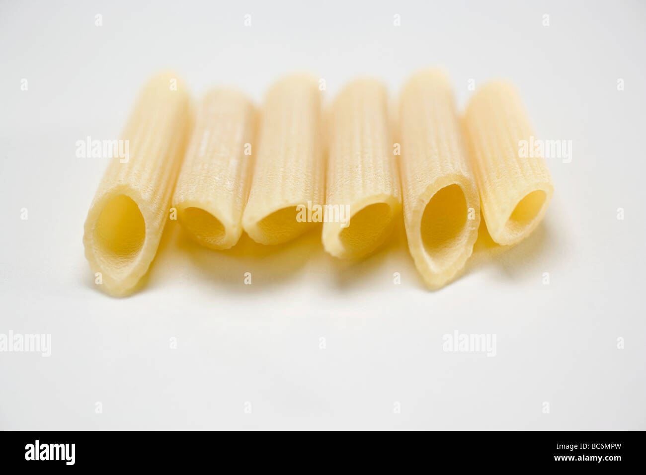 Sechs Penne in Folge- Stockfoto