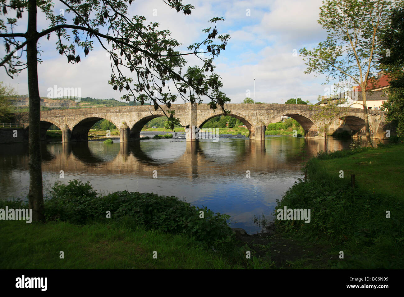 Stein gewölbten Brücke über den Fluss Wye in Builth Wells, ein beliebter Kurort in Mid-Wales Stockfoto