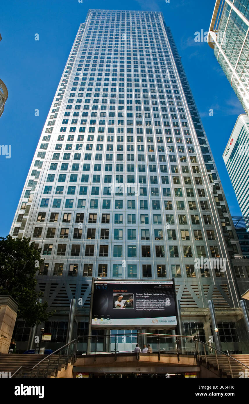 TV-Bildschirm vor Turm One Canada Square im Canary Wharf Dockland London England UK Stockfoto