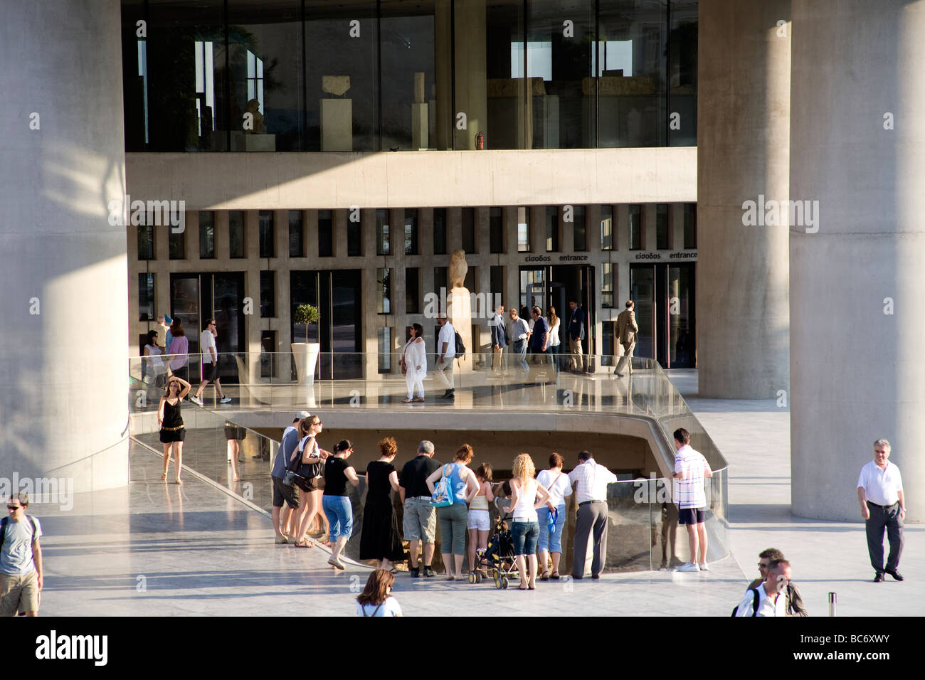 Eingang der Akropolis-Museum am ersten Tag von Bing für die Öffentlichkeit zugänglich, Athen Griechenland Stockfoto