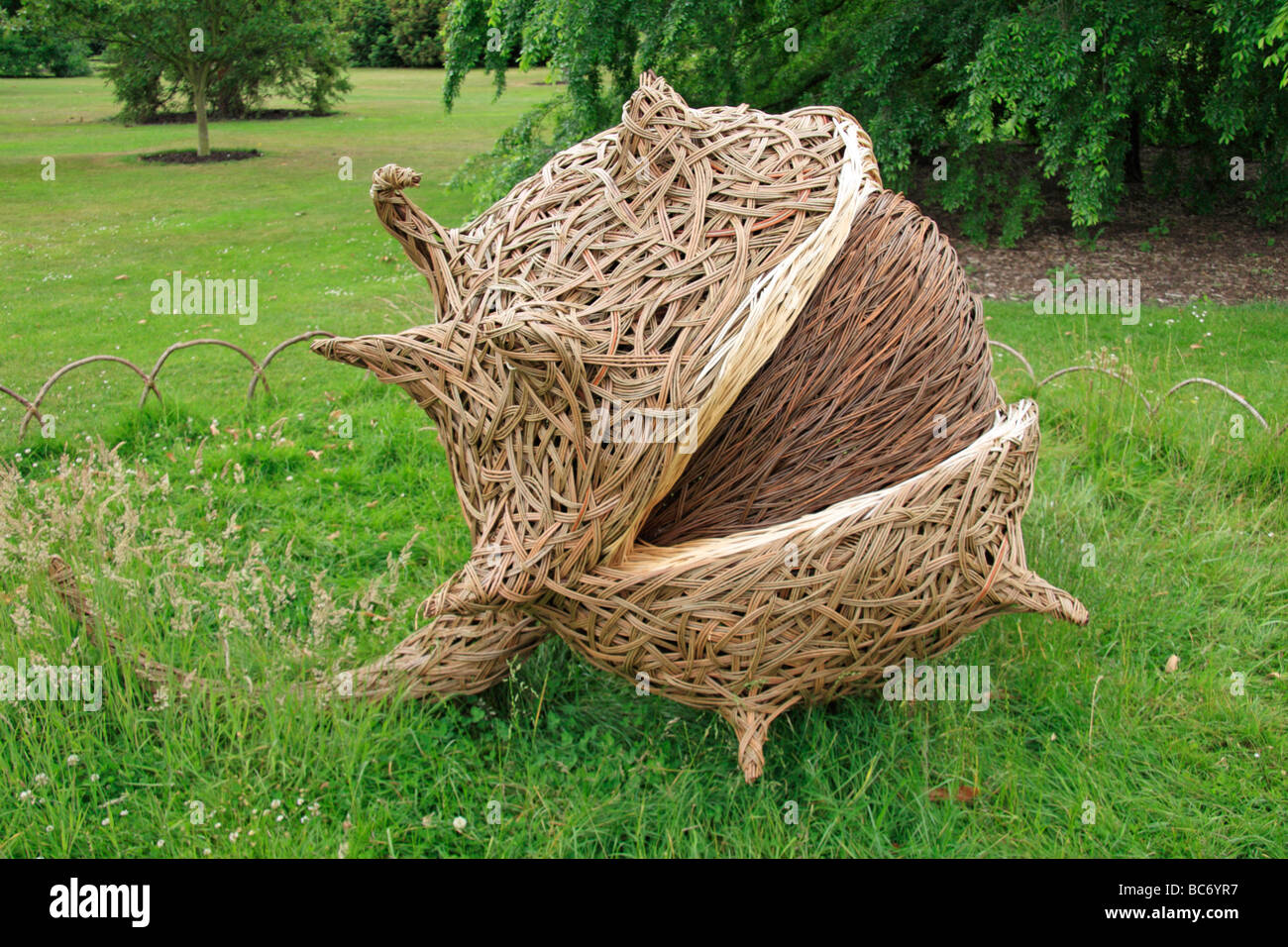 Ein Samenkorn Skulptur von Tom Hare, mit Weide, in The Royal Botanic Gardens, Kew, Surrey, England von Hand gewebt. Stockfoto