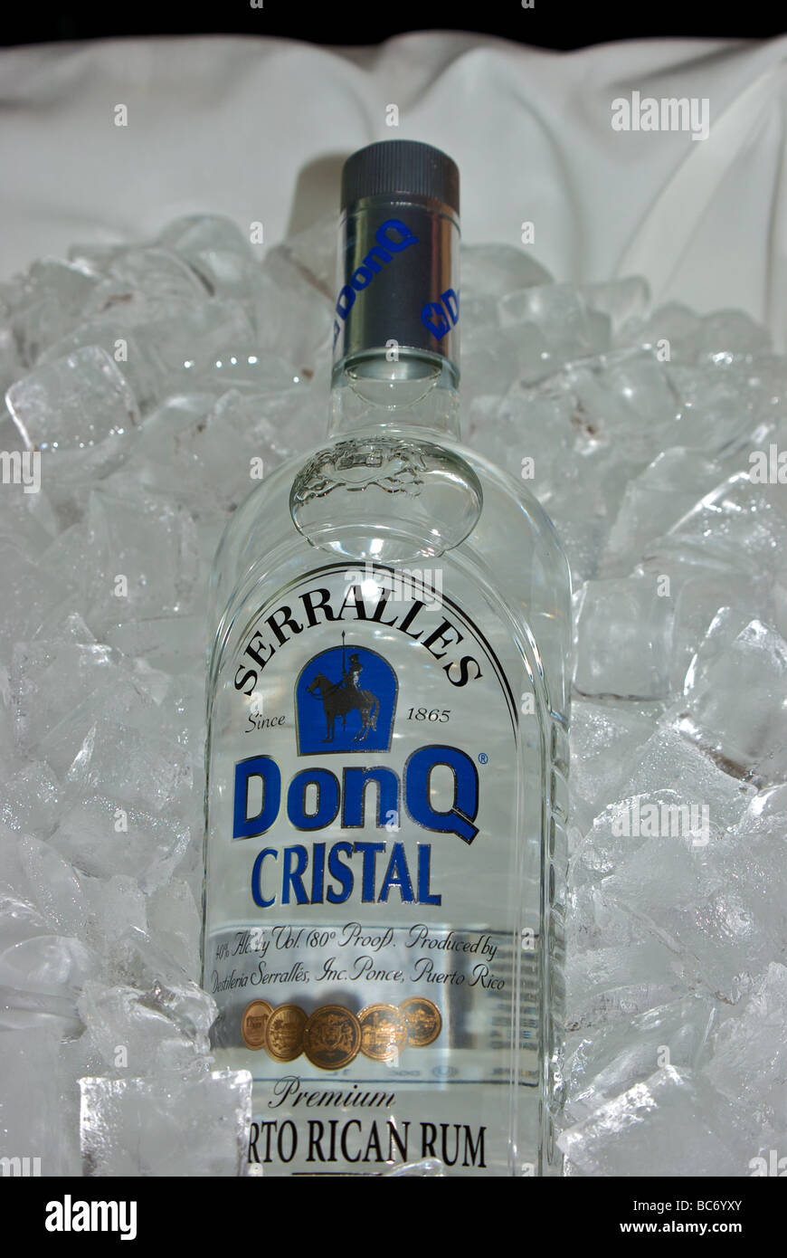 Don Q Cristal weiß Puerto Rican Rum auf Eiswürfel Stockfoto