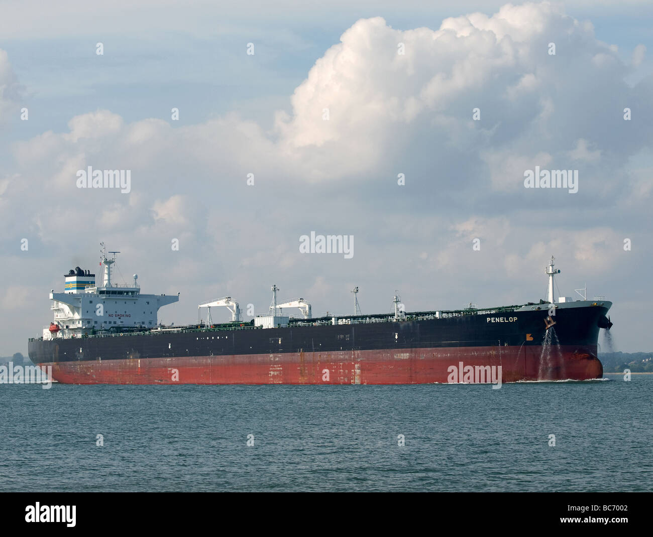 Tanker "Penelop" verlassen der Fawley Öl-Raffinerie Terminal Southampton UK Stockfoto