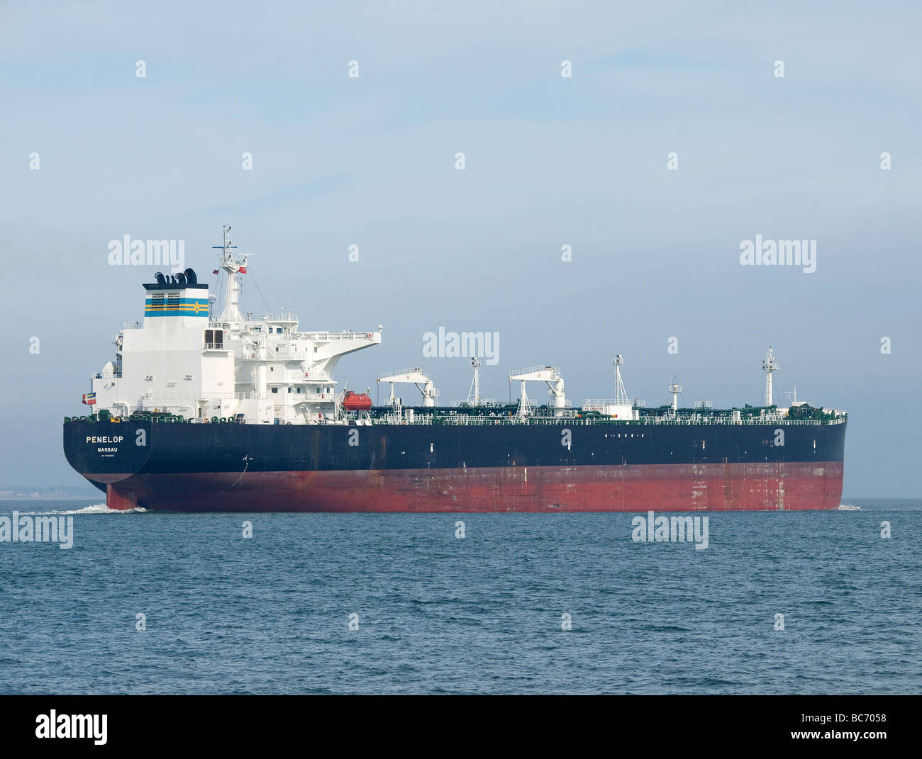 Tanker "Penelop" verlassen der Fawley Öl-Raffinerie Terminal Southampton UK Stockfoto