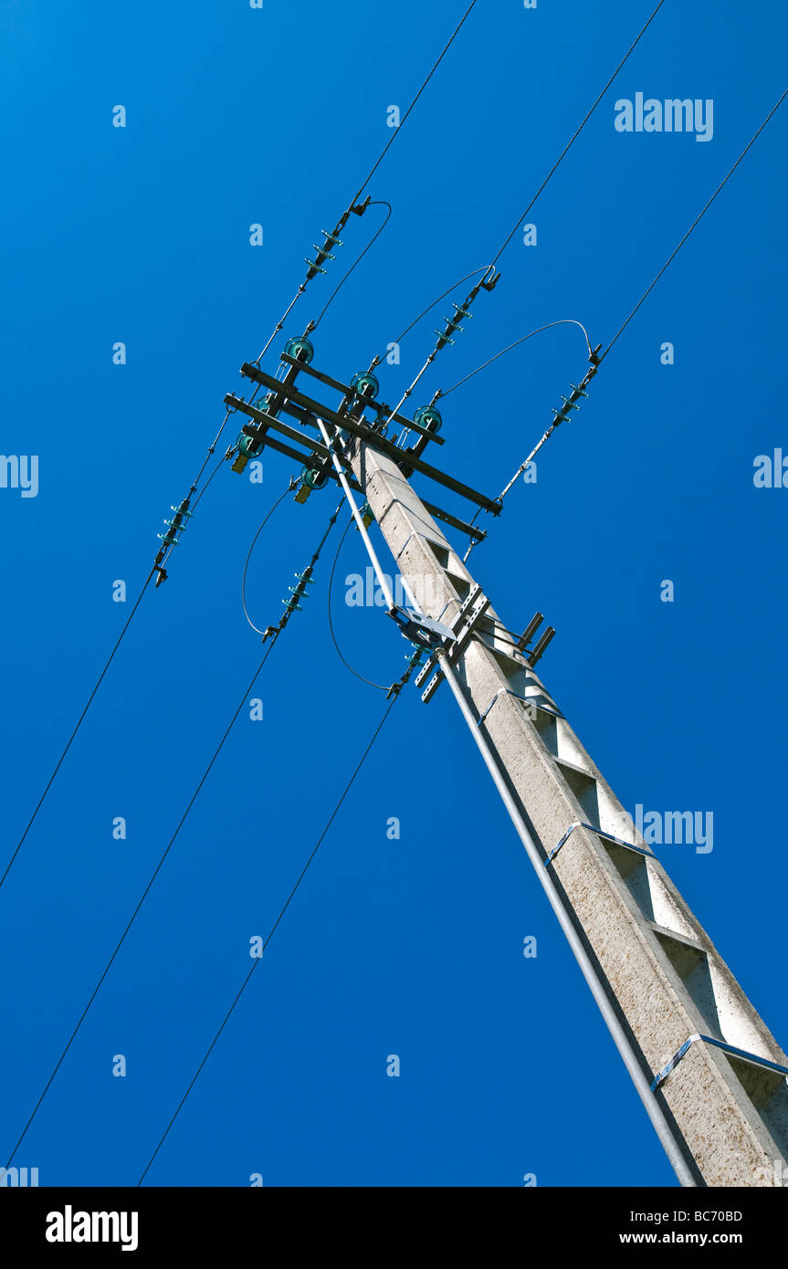 Hochspannung vor gegossen konkrete Strom Post - Frankreich. Stockfoto