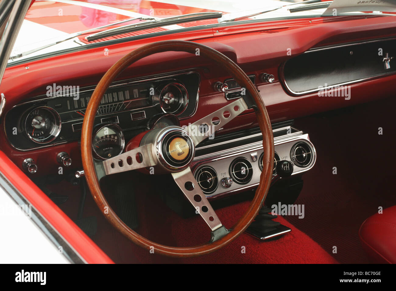 Steering wheel ford mustang -Fotos und -Bildmaterial in hoher Auflösung –  Alamy