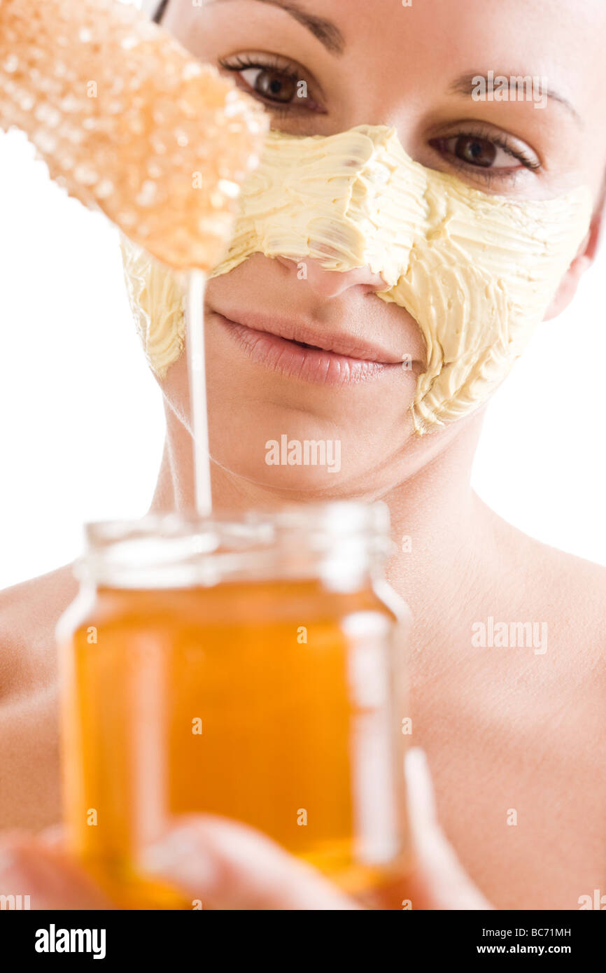 Frau mit Honig Gesichtsmaske Stockfotografie - Alamy