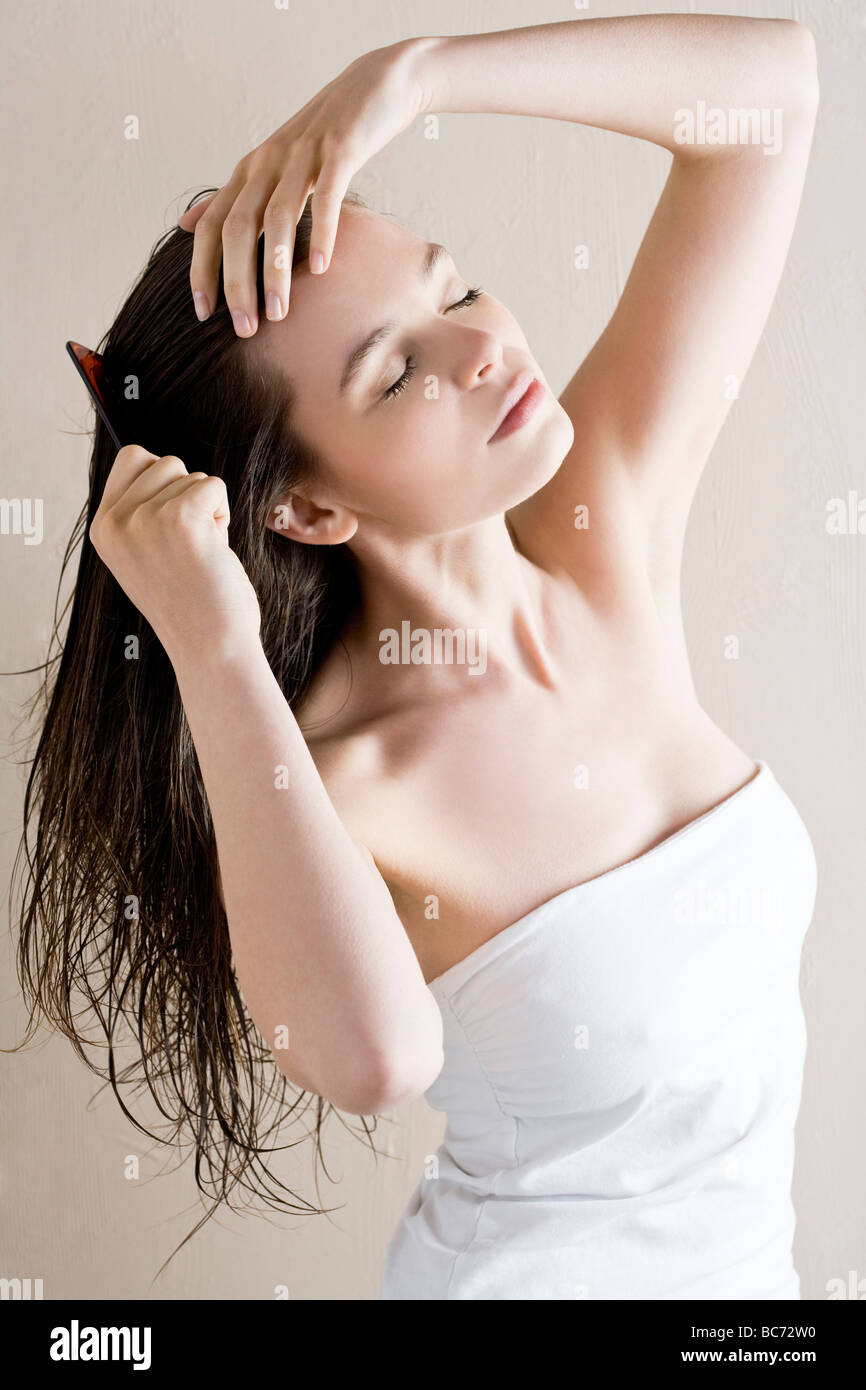 Frau, die nassen Haare zu kämmen Stockfoto
