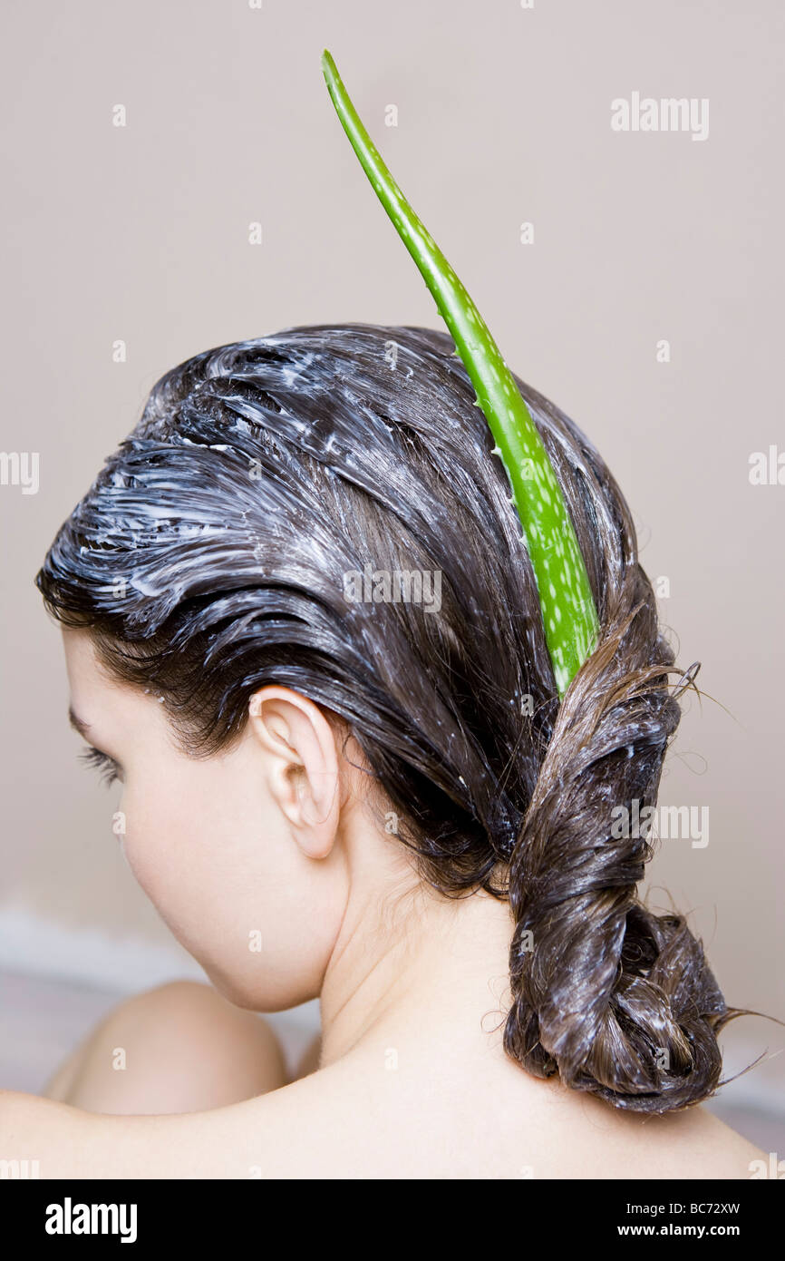 Frau mit Aloe Vera Haarmaske Stockfotografie - Alamy