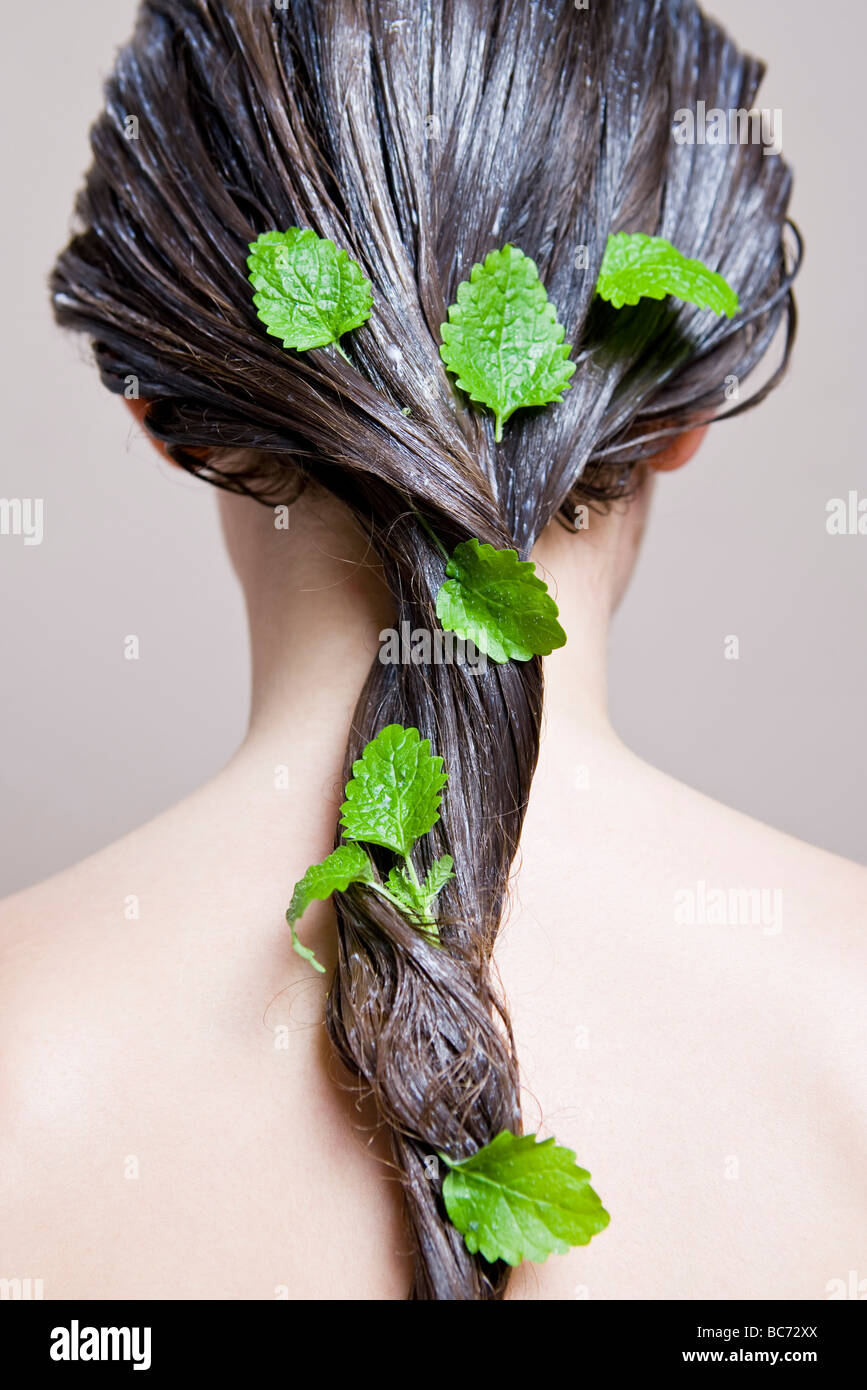Frau mit Zitronenmelisse Haarmaske Stockfoto