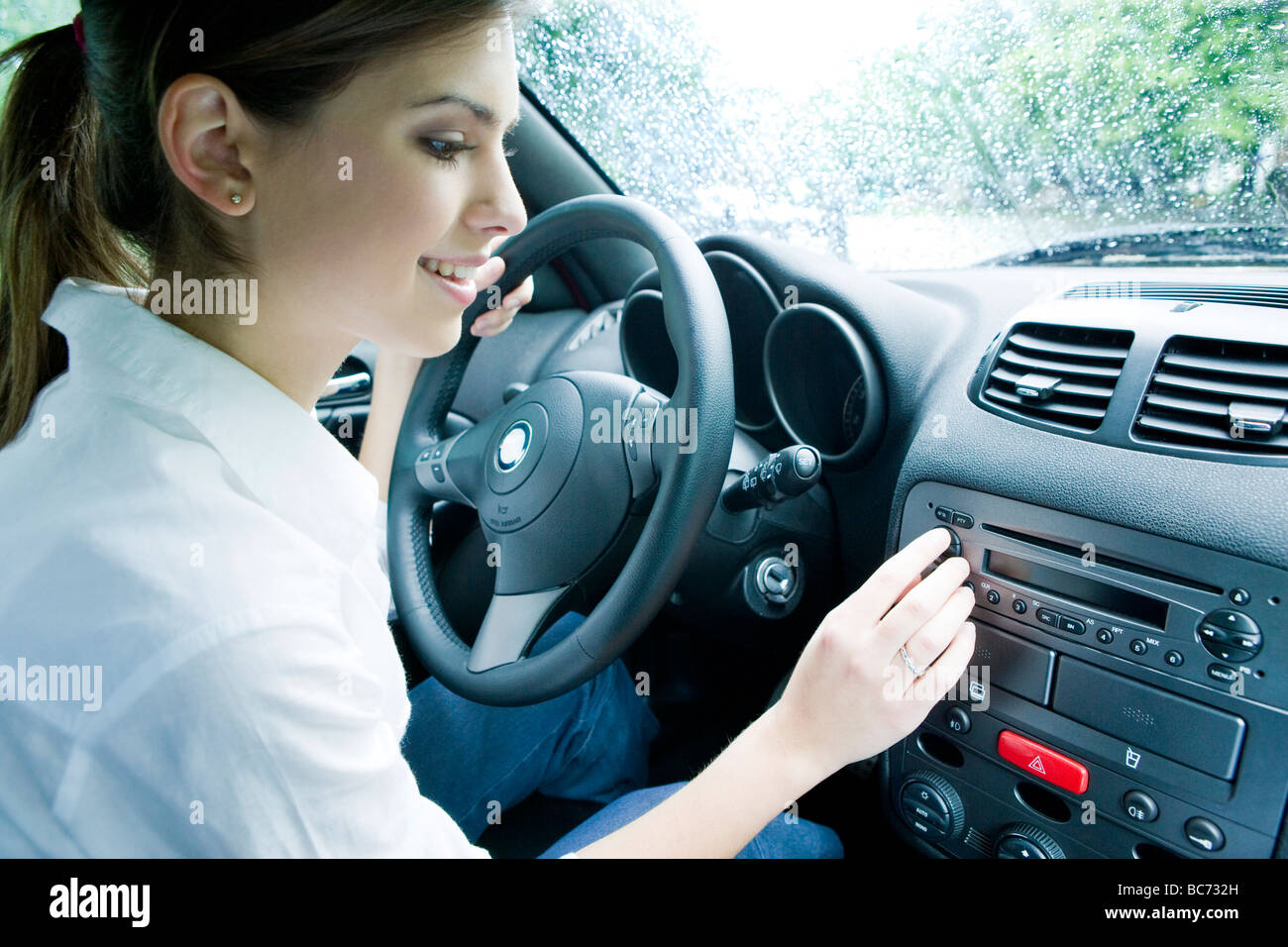 Frau mit Autoradio Stockfoto