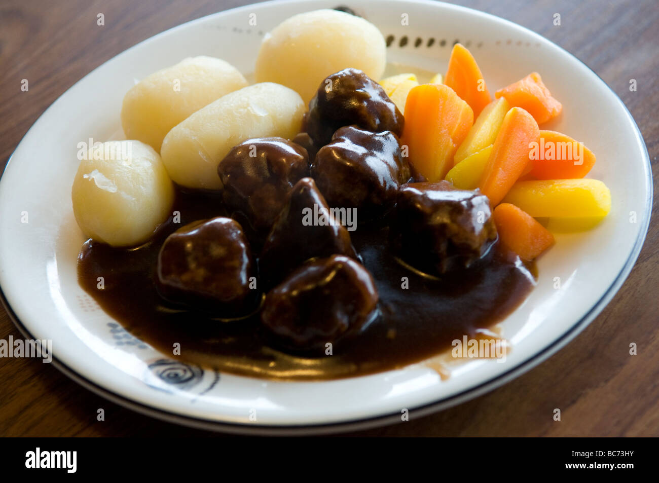 Schwedische Fleischbällchen mit Möhren und Kartoffeln Stockfoto