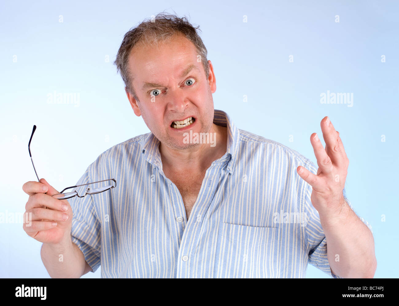 Ein Mann zeigt seine Wut über etwas Stockfoto