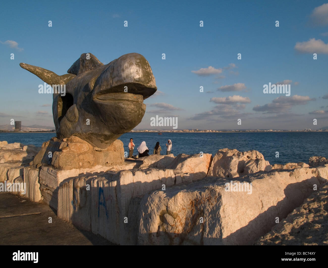 Jona und der Wal Skulptur im Hafen der Altstadt von Akko oder Acre, Nord-Israel Stockfoto