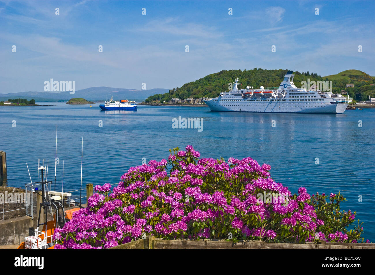 Passagierschiff Quest und Kreuzfahrtschiff Astor in Oban Bay an einem sonnigen Mai-Tag. Stockfoto