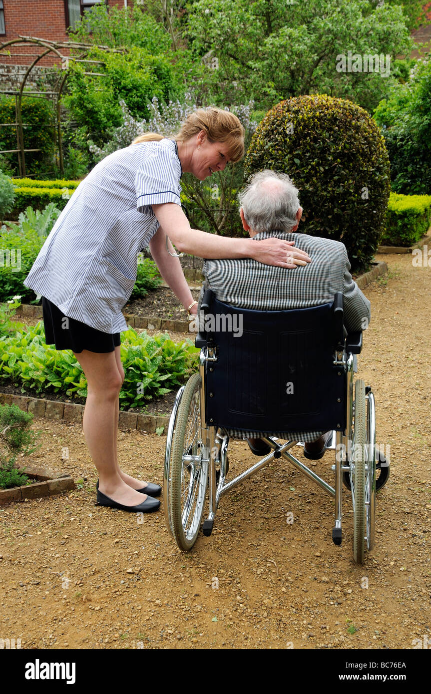 Krankenschwester Pfleger Teilnahme an älteren männlichen Patienten im Rollstuhl Stockfoto