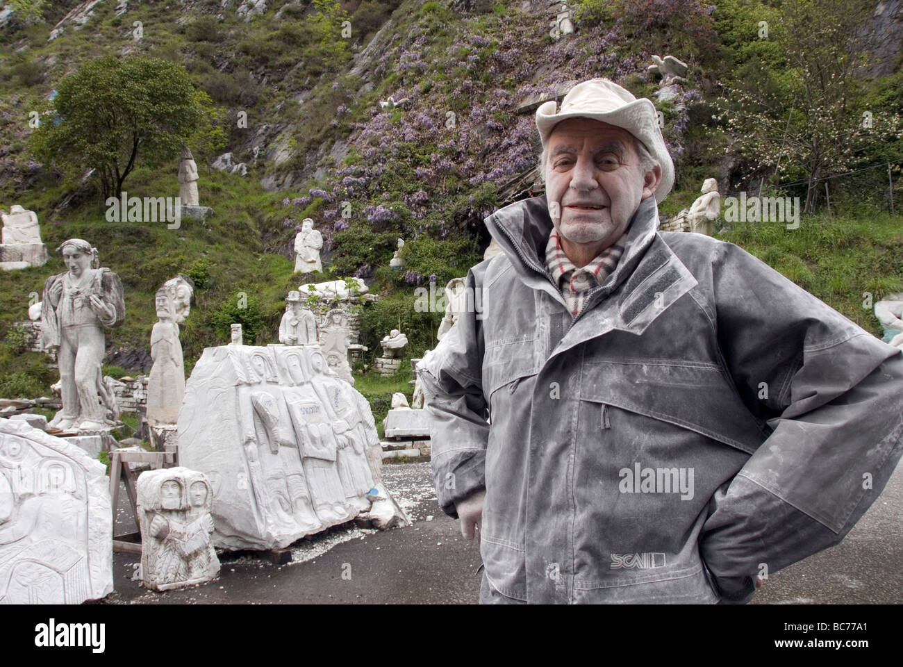 Mario del Sarto, naiv am Straßenrand Bildhauer in seinem Open-Air-Studio in Carrara Bergen Stockfoto